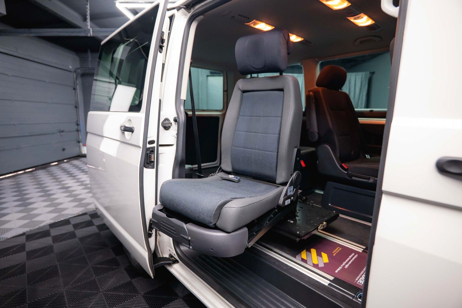 Fahrzeugabbildung Volkswagen T6 Multivan 2.0 TSI Behindertenumbau *LED*ACC*