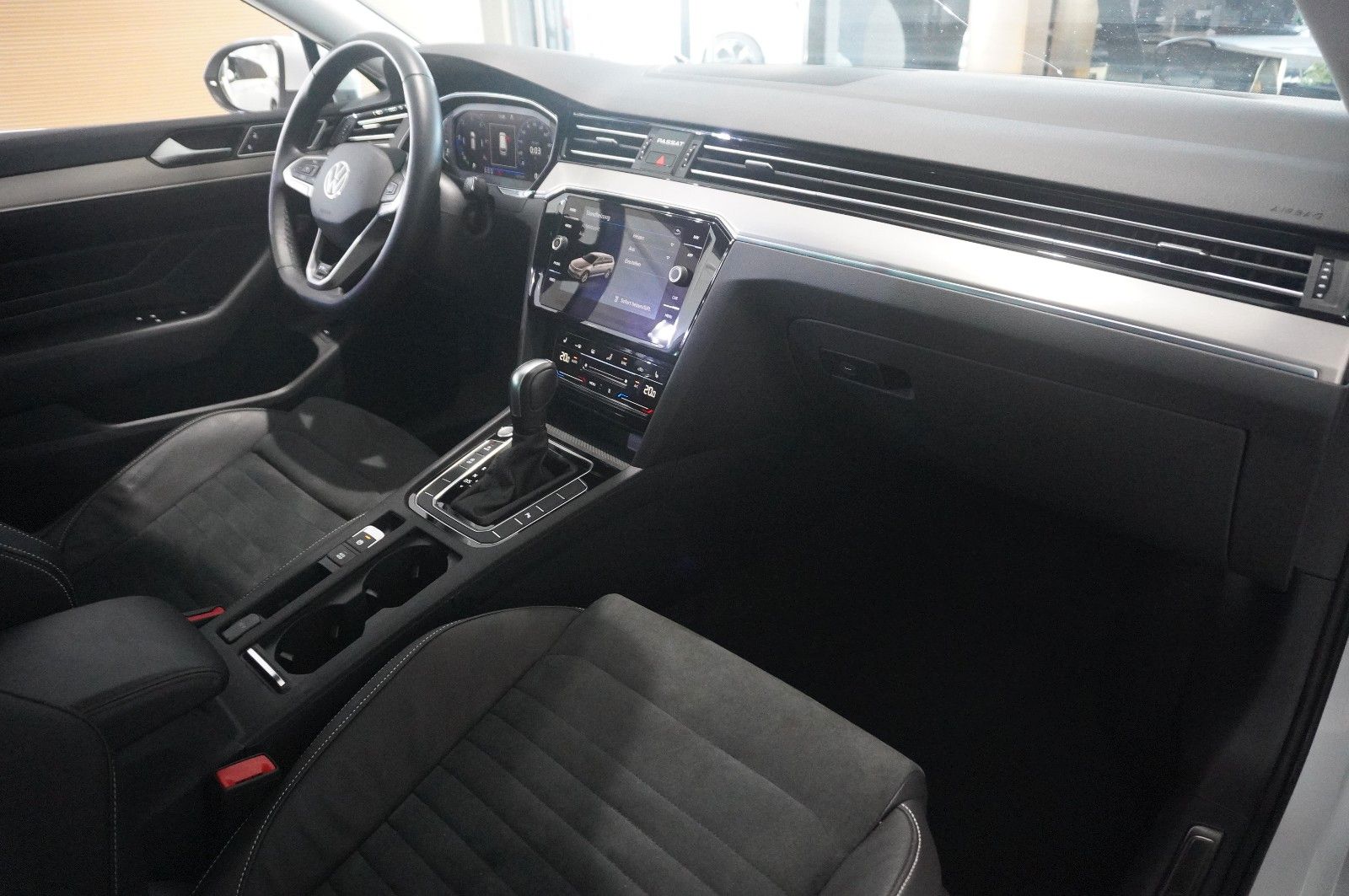 Fahrzeugabbildung Volkswagen Passat Vari. 2.0D R-LINE 4M NAVI/LED/KAMERA/AHK