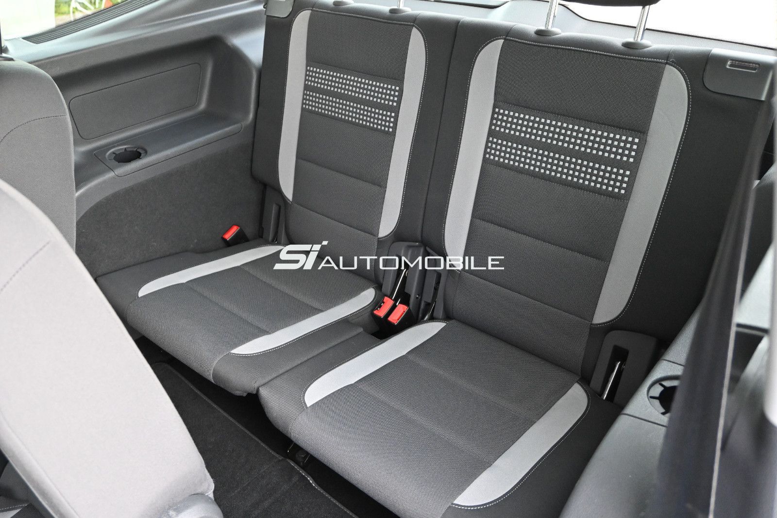 Fahrzeugabbildung Volkswagen Touran 1.2 TSI LIFE °AHK°STANDHEIZ°7-SITZE°