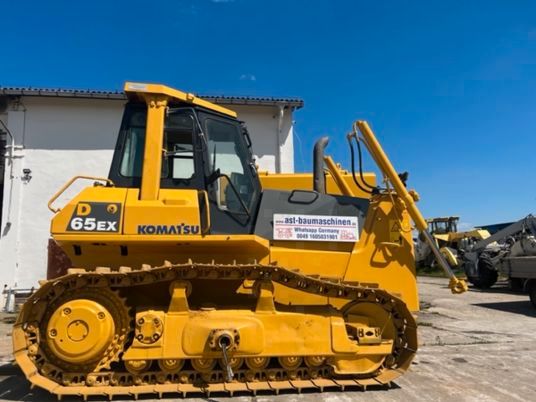 Komatsu D65EX12 mit Ripperventil