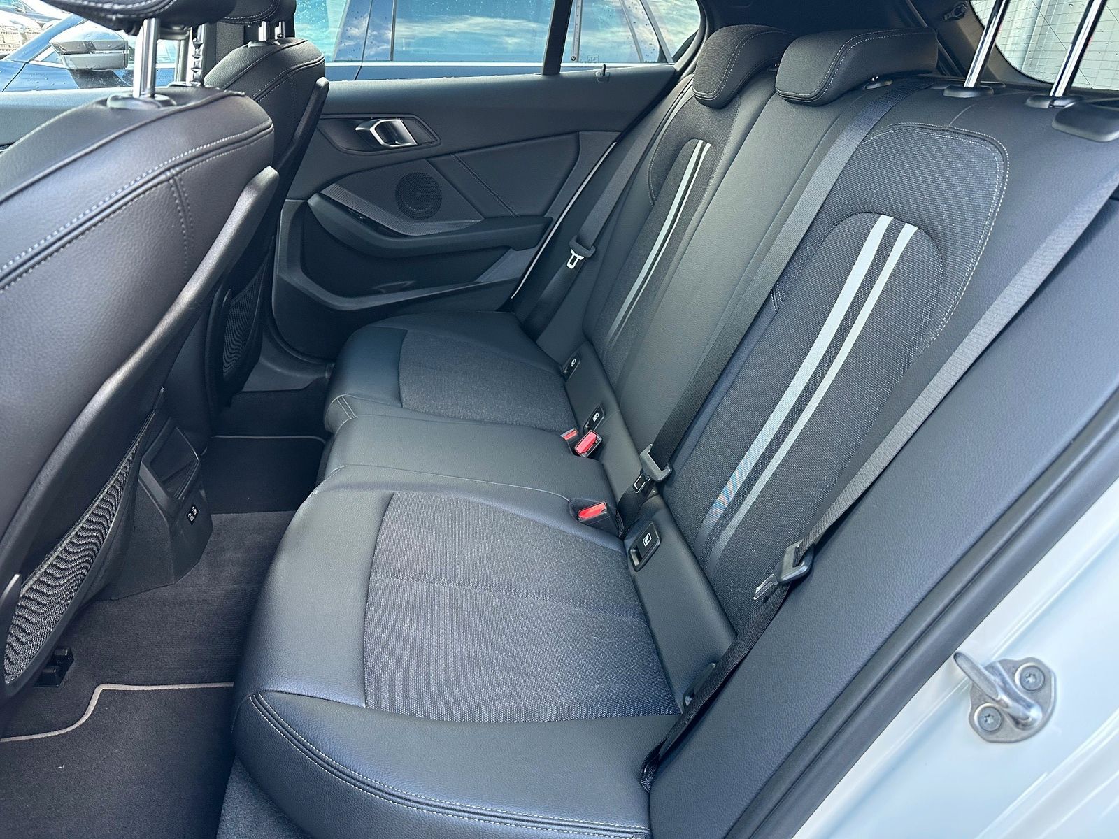 Fahrzeugabbildung BMW 118i Aut. Sport Line NAV+LED+SHZ+PDC+17ZOLL