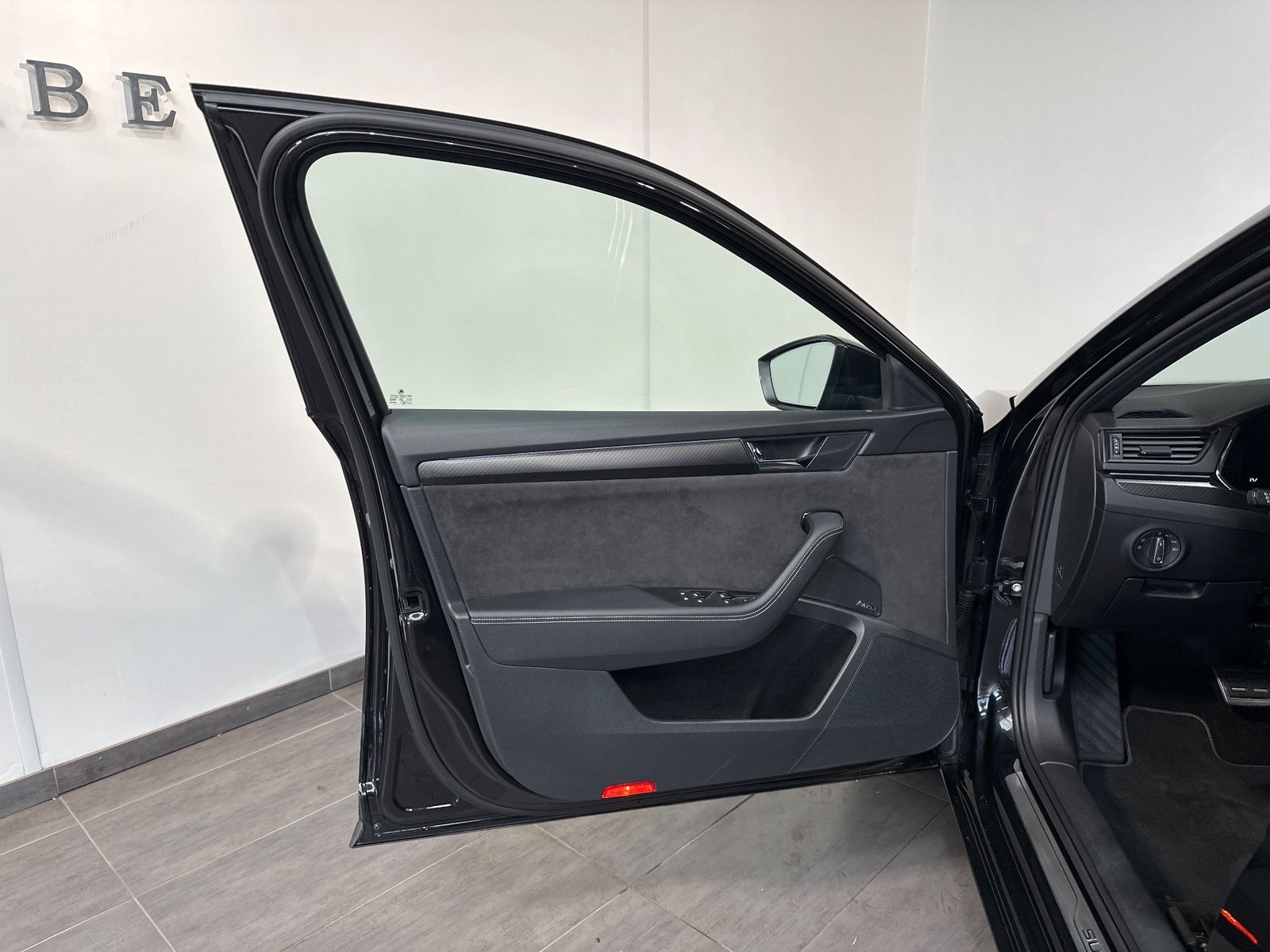 Fahrzeugabbildung SKODA Superb Combi 1.4 TSI iV DSG Sportline NAV+LED