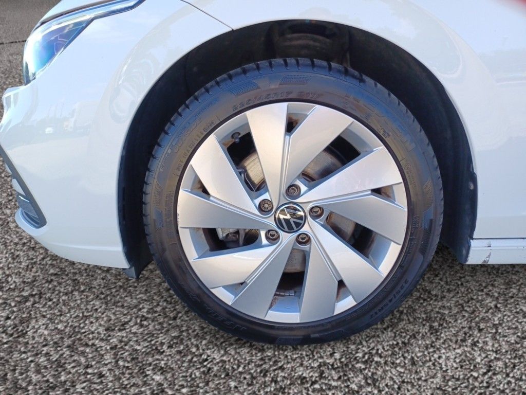 Fahrzeugabbildung Volkswagen Golf Variant 2.0 TDI SCR Life Navi, AHZV, ACC