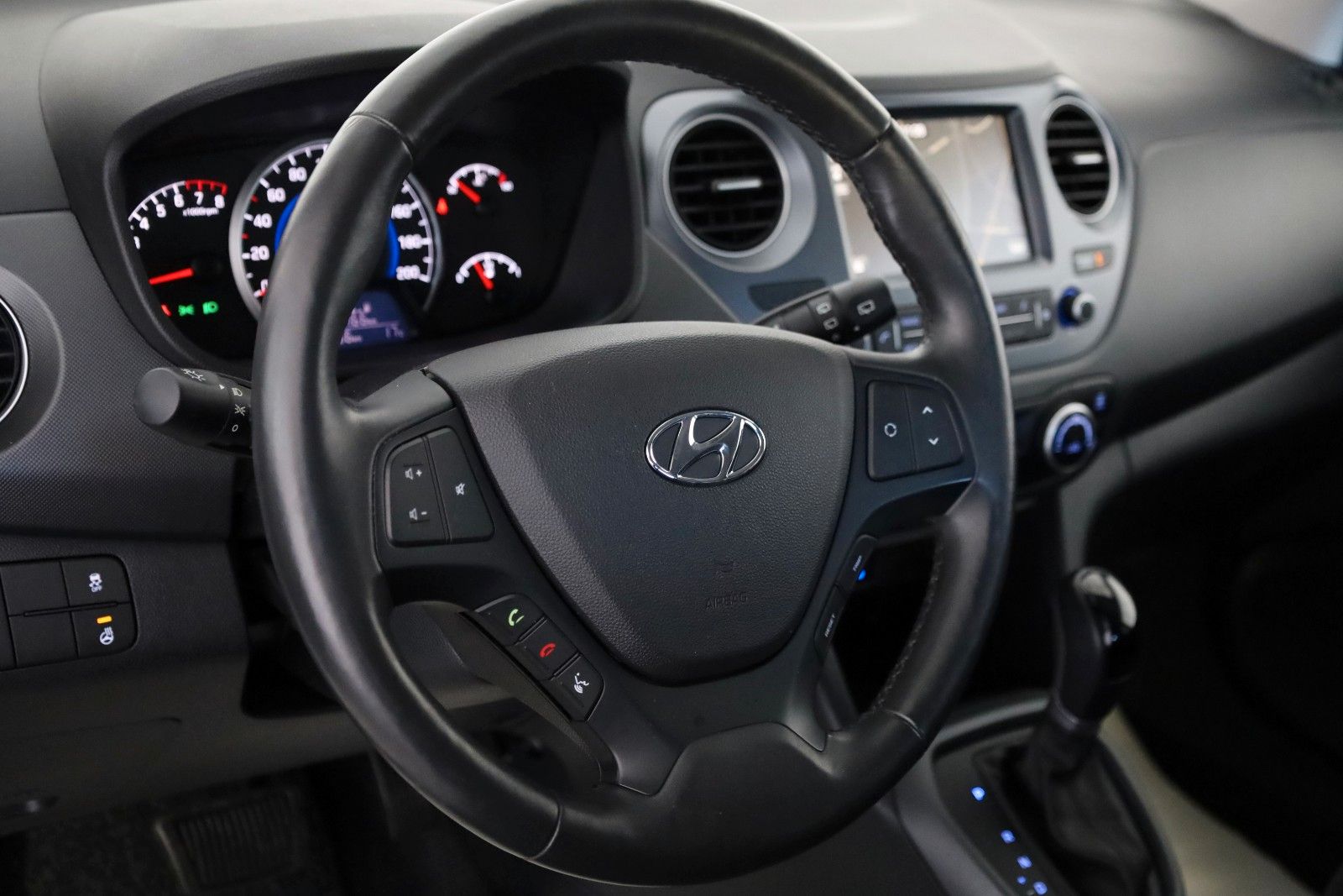 Fahrzeugabbildung Hyundai i10 YES! Plus,Autom.,Navi,SH, PDC, 8fach bereift