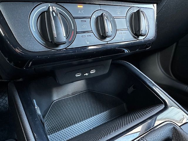 Fabia Essence PDC;CARPLAY;FSE;LED