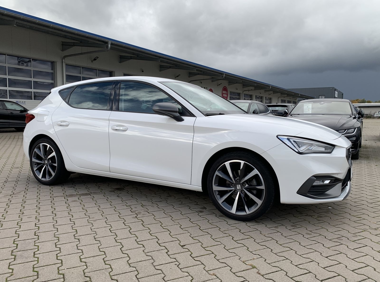 Fahrzeugabbildung SEAT Leon 1.5 TSI*FR-Line*LED*Navi*PDC*Spur*