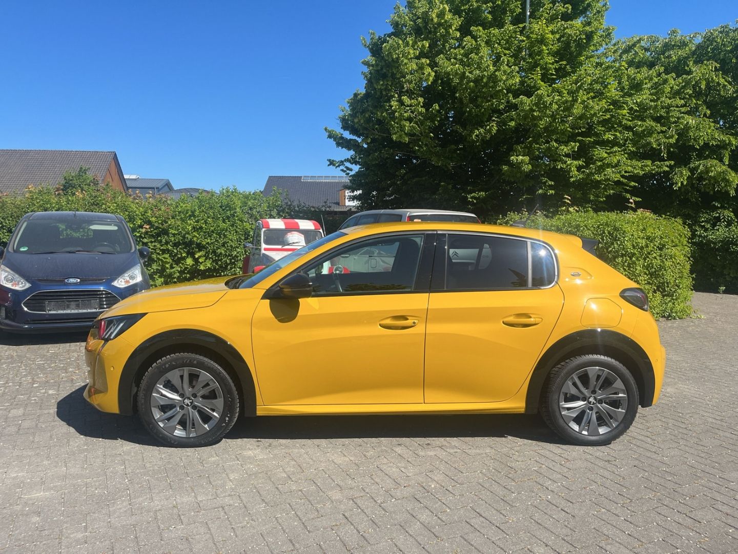 Fahrzeugabbildung Peugeot 208 GT-Line Elektro 136 Sportpaket Navi  CarPlay