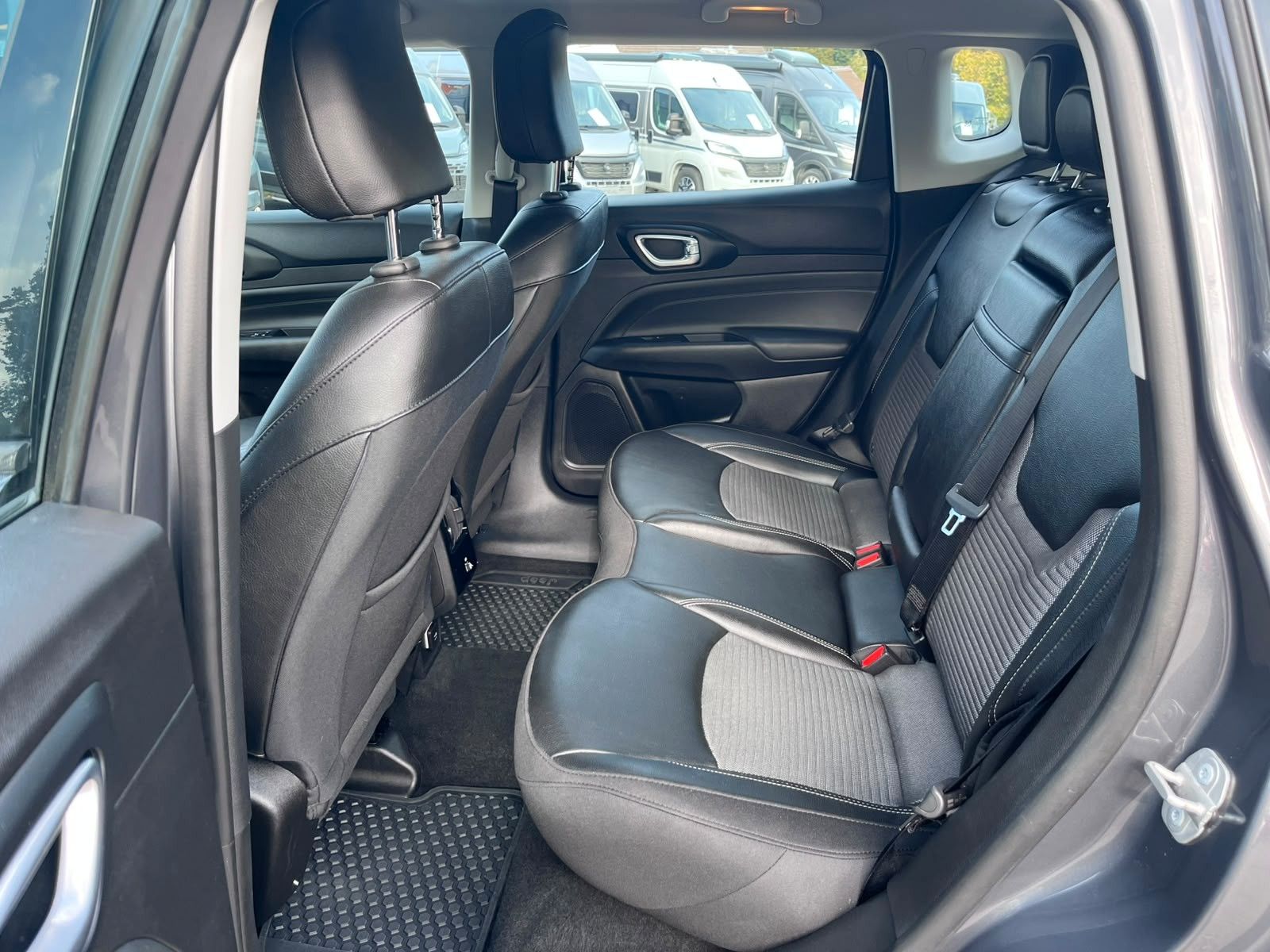 Fahrzeugabbildung Jeep Compass Altitude Teilleder digi Navi uvm