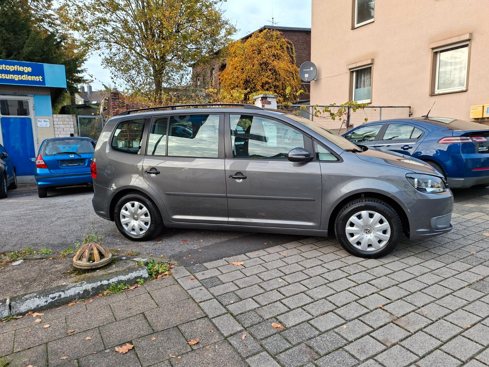 Volkswagen Touran 2010 — rear view