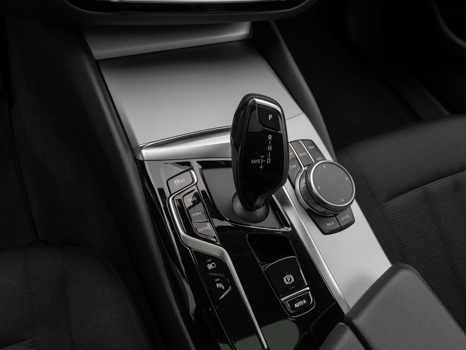 Fahrzeugabbildung BMW 530e xD Panorama Kamera CockPiPro DAB Alarm LED