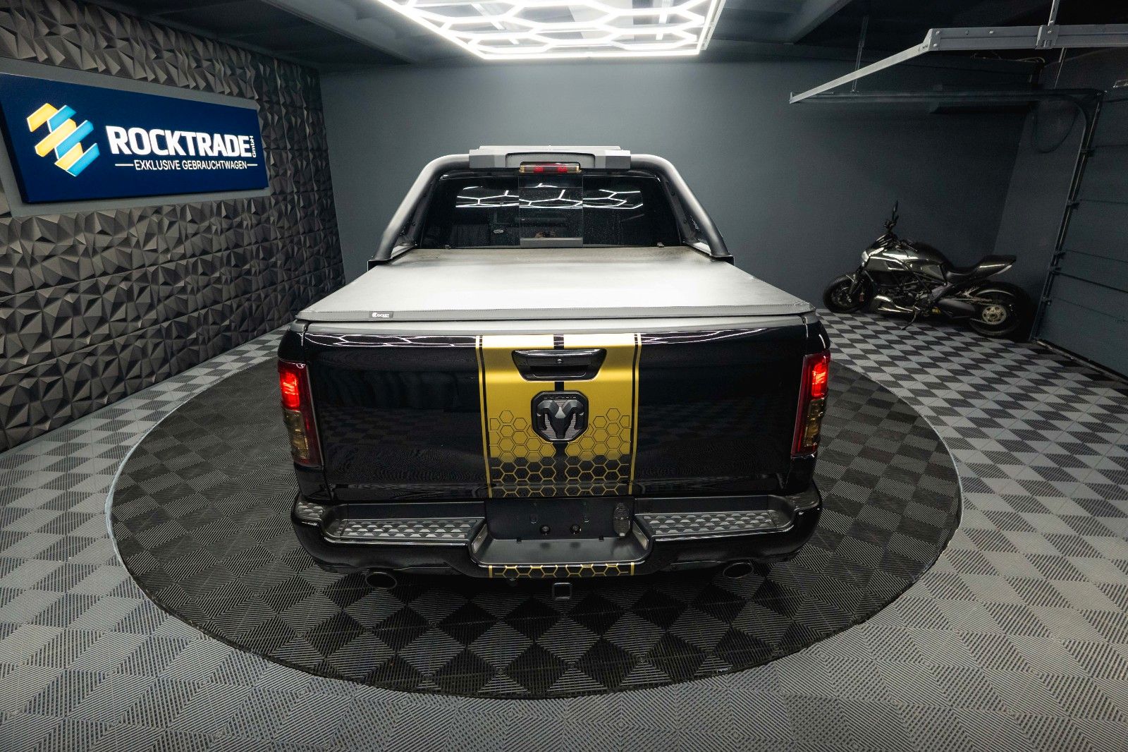 Fahrzeugabbildung Dodge RAM 5.7 V8 HEMI 4x4 OFFROAD Night GOLD EDITION