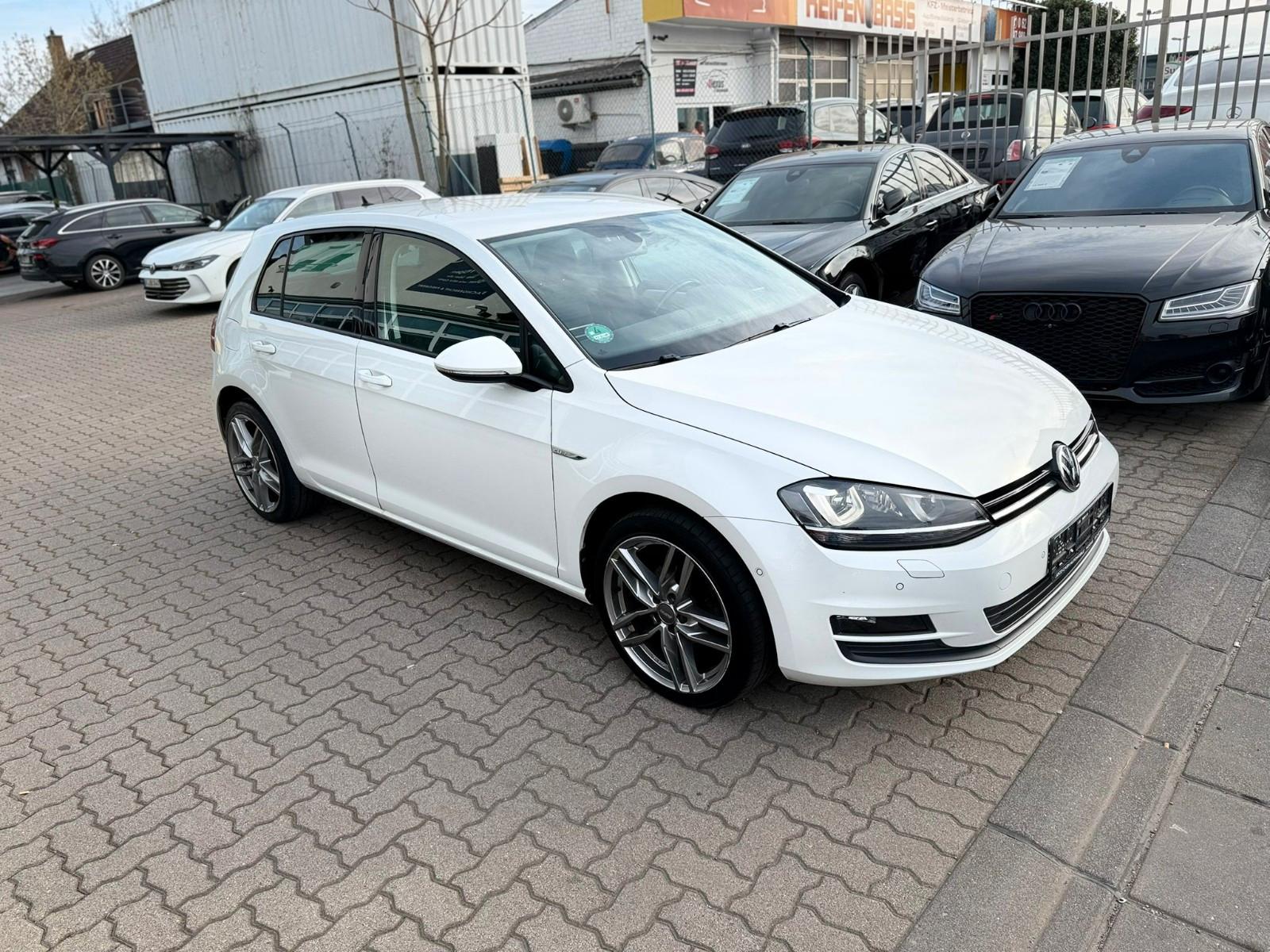 Volkswagen Golf VII Lim. Cup BMT*BI-XENON*KEYLESS*SHZG*NAVI
