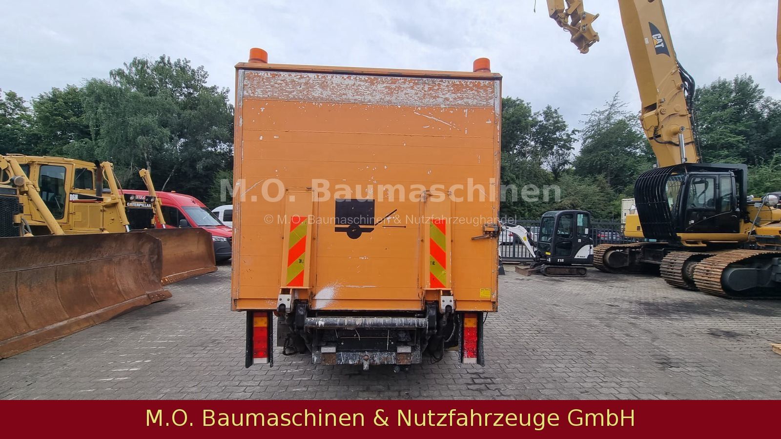 Fahrzeugabbildung MAN LE 8.180 / Doppelkabine / Koffer / Rampe