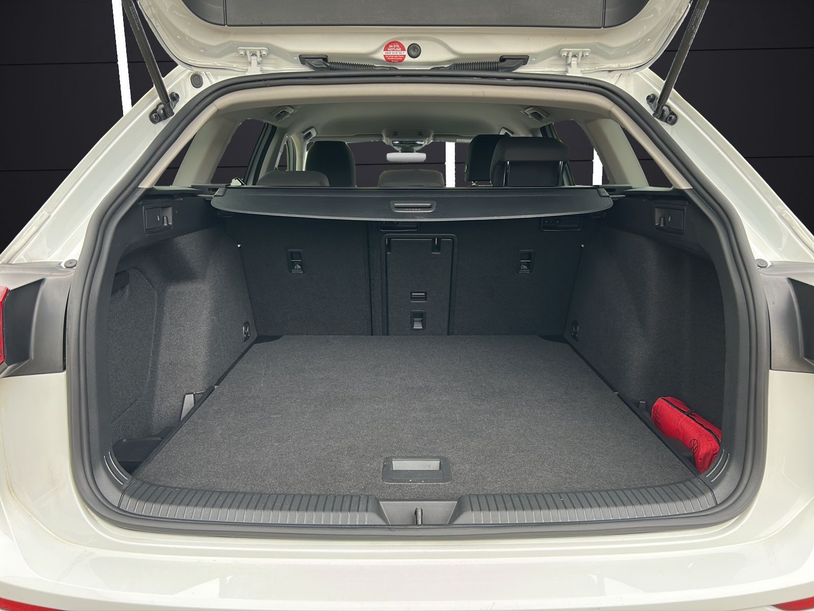 Fahrzeugabbildung Volkswagen Golf VIII Variant eTSI Active DSG LED ACC SH Rea