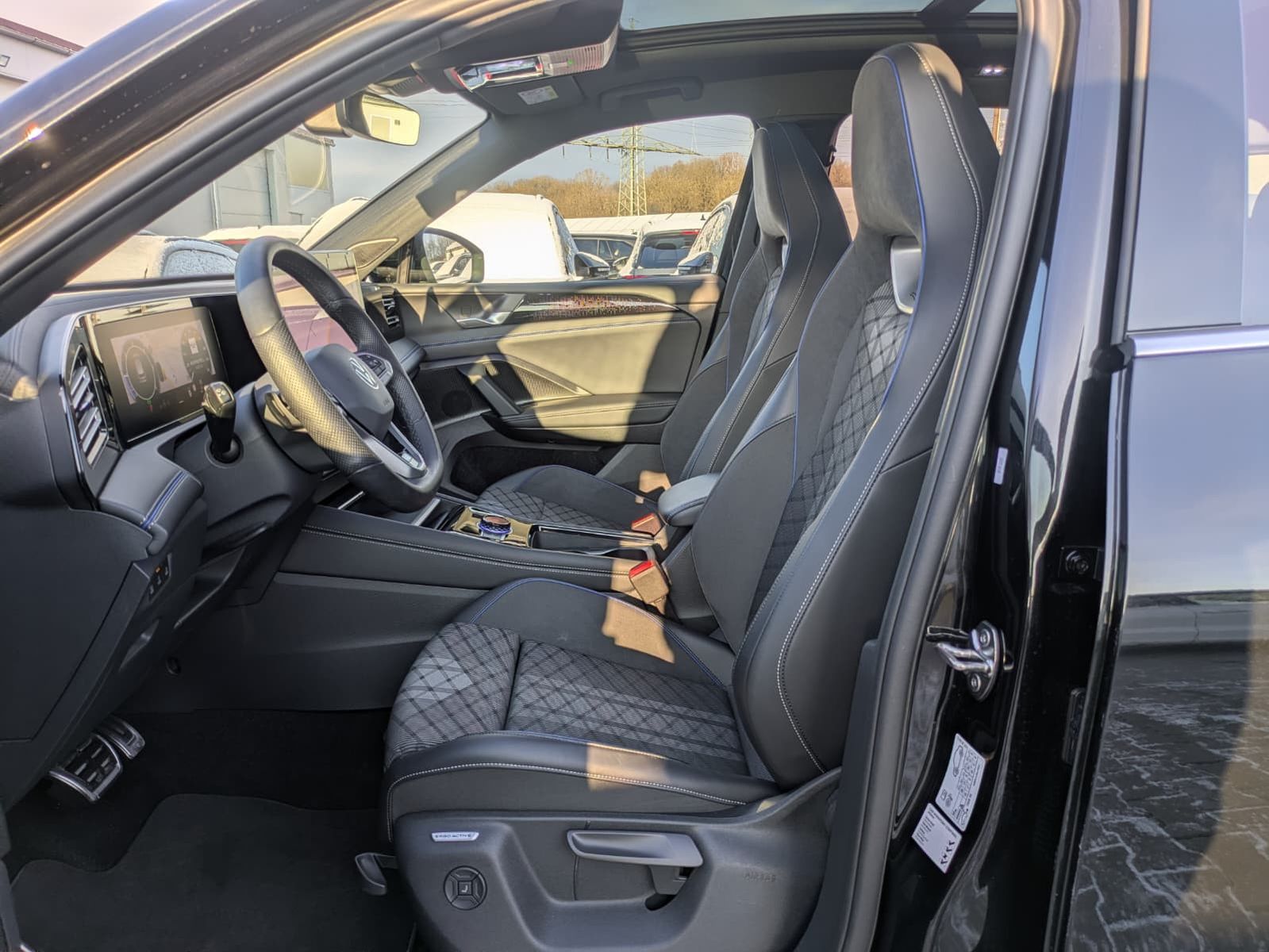 Fahrzeugabbildung Volkswagen Tiguan 2.0 TDI 4M R-Line PANO*H&K*AHK*MATRIX*20"