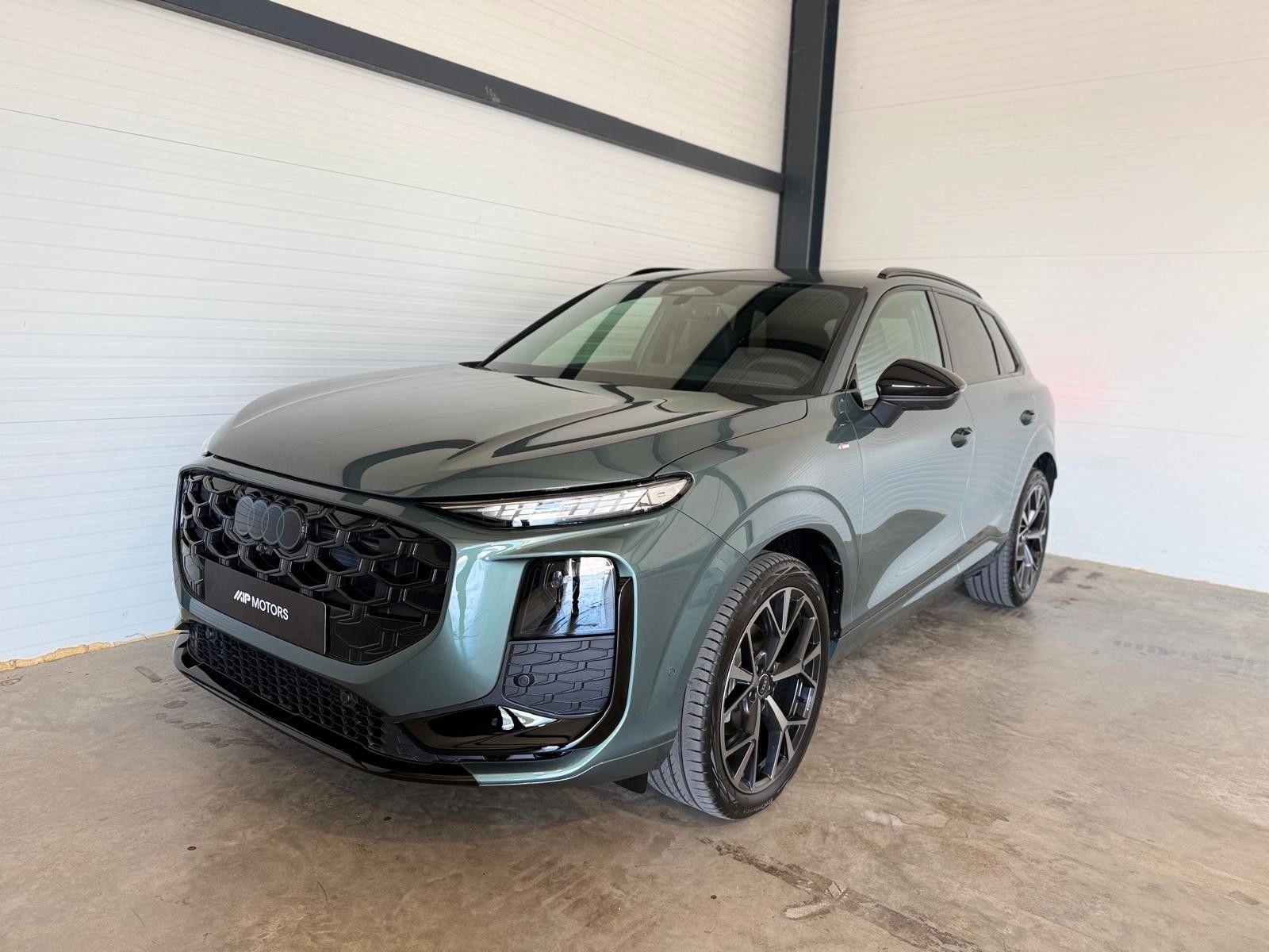 Audi Q3 TFSI 110 kW TECH+ / AHK / PANO / 20" / 5J. GA