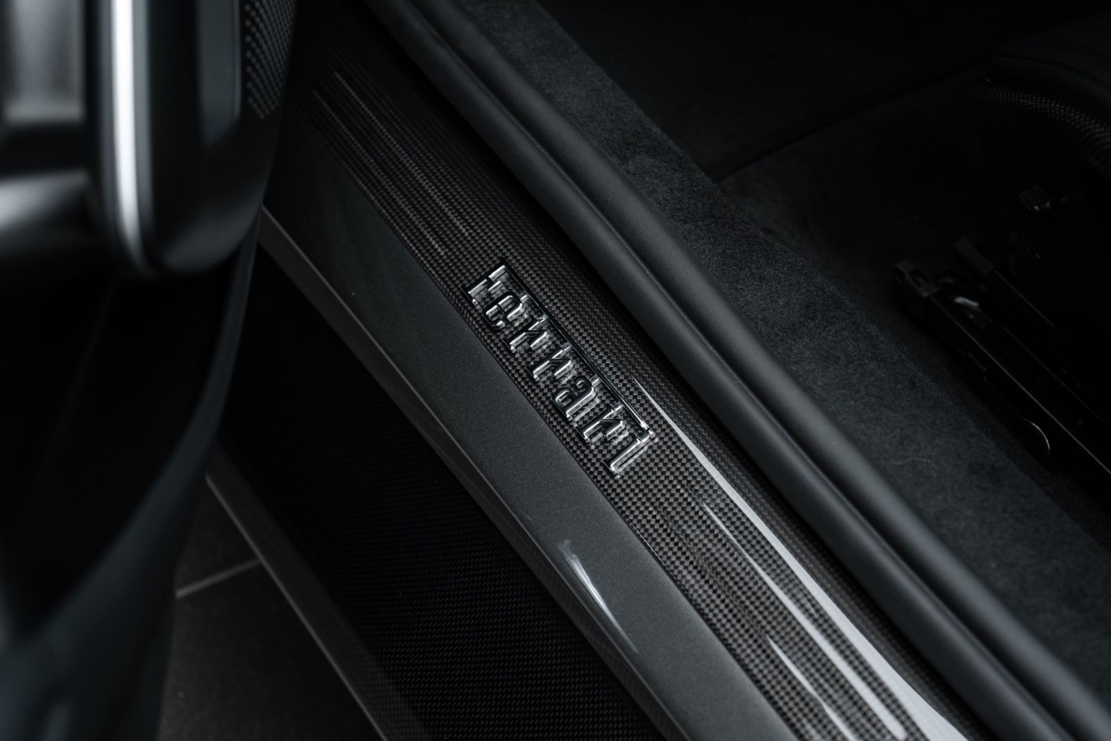 Fahrzeugabbildung Ferrari 12Cilindri PANO/LIFT/RACING SEATS/CARBON/SURR