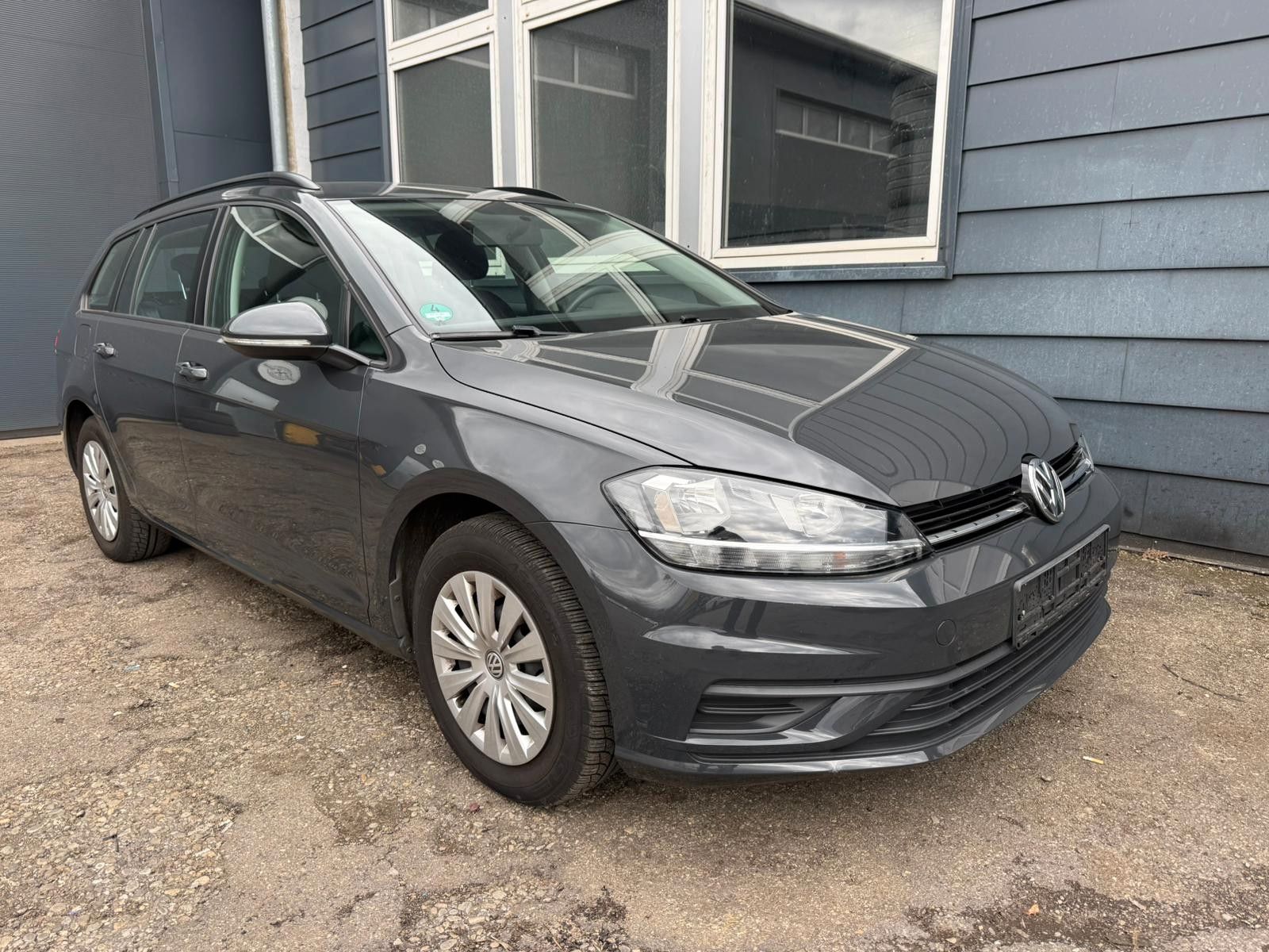 Volkswagen Golf - 1