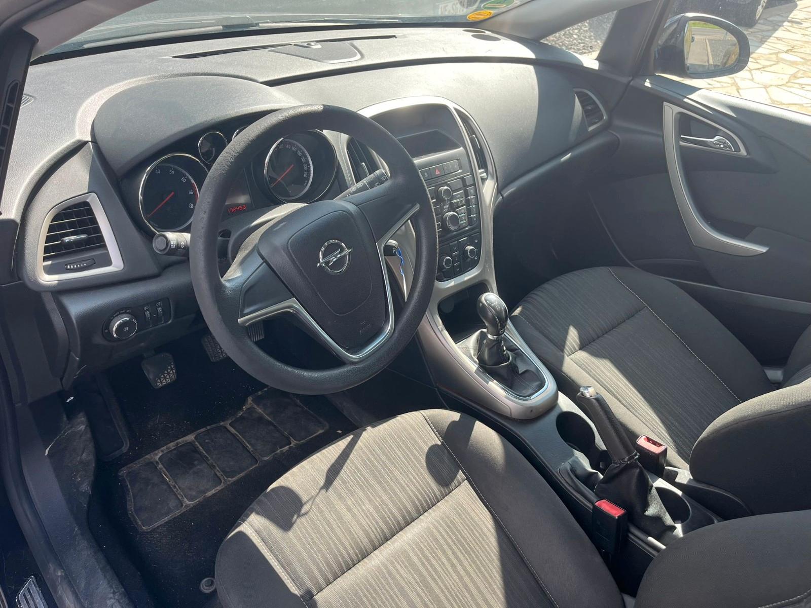Opel Astra 2011 — photo 5
