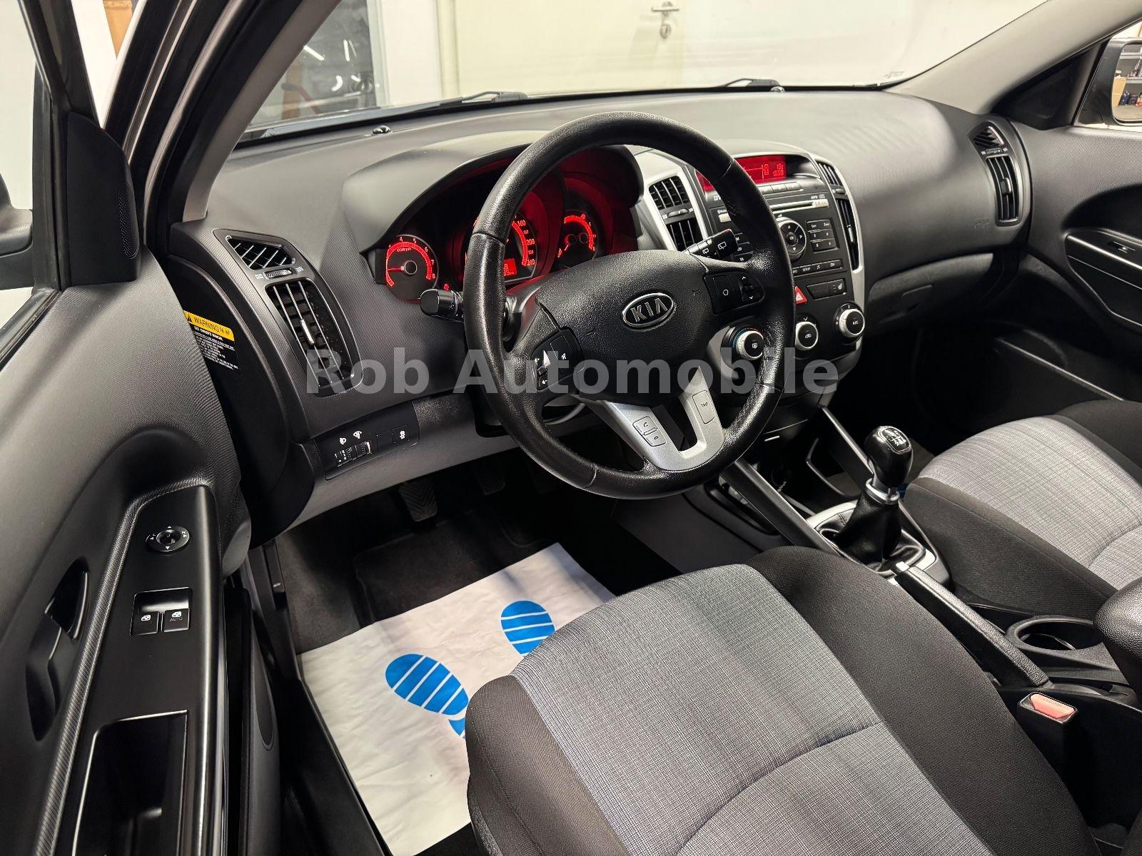 Kia cee'd 2011 — photo 14