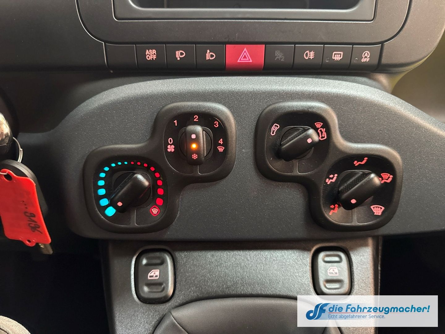 Fahrzeugabbildung Fiat Pandina Hybrid Radio BT Digitales Cockpit Spurha