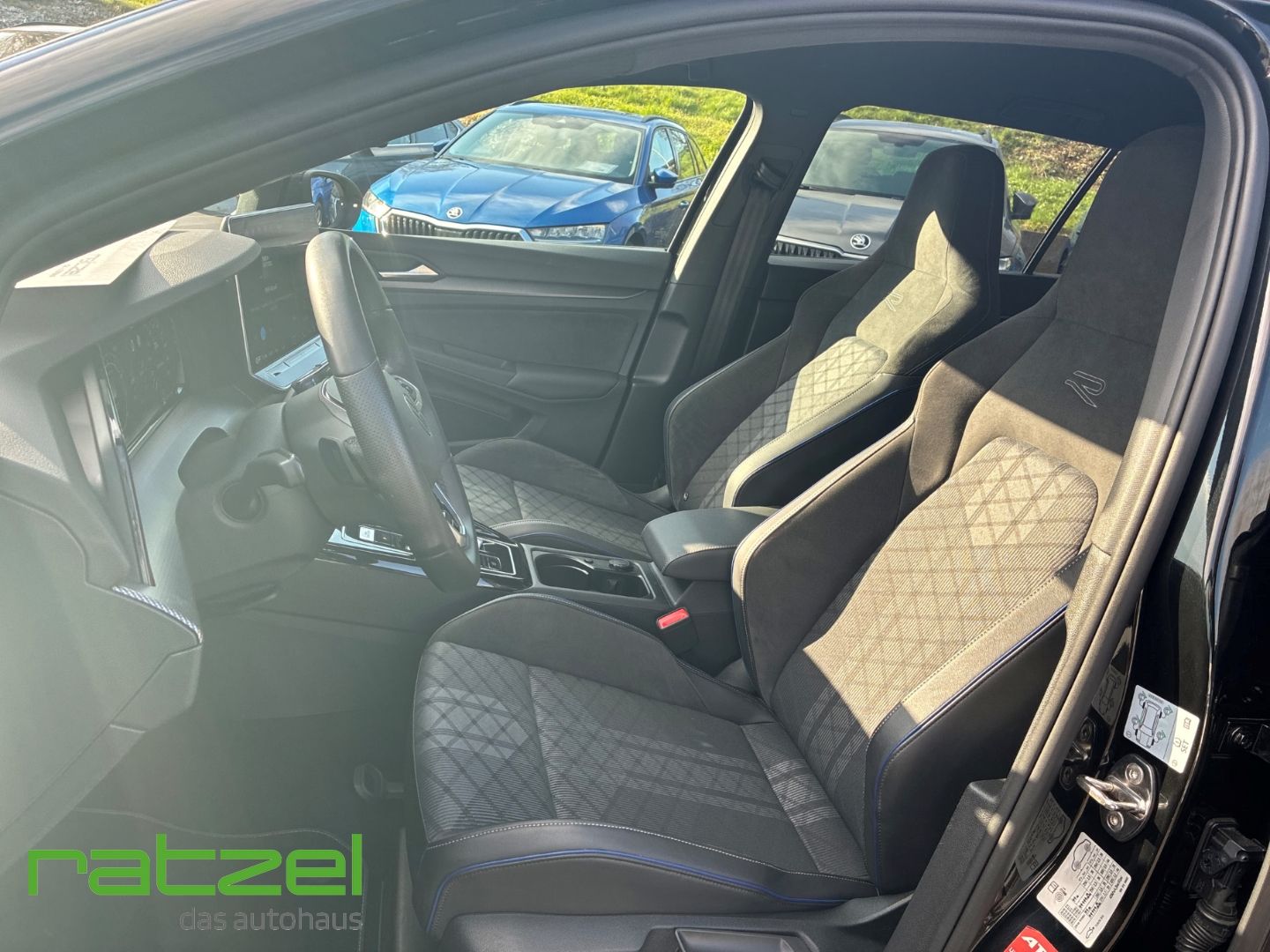 Fahrzeugabbildung Volkswagen Golf Variant R-Line 1,5 l eTSI DSG LED ACC Apple