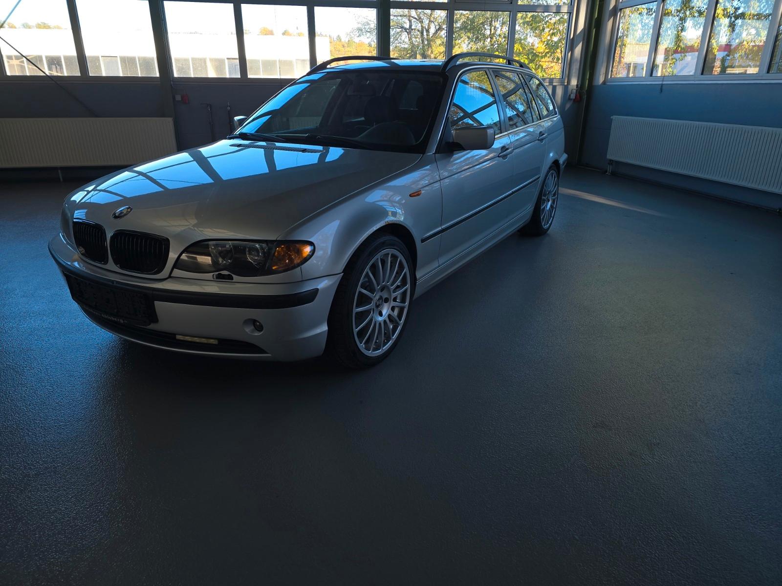 BMW 320 2004 — rear view