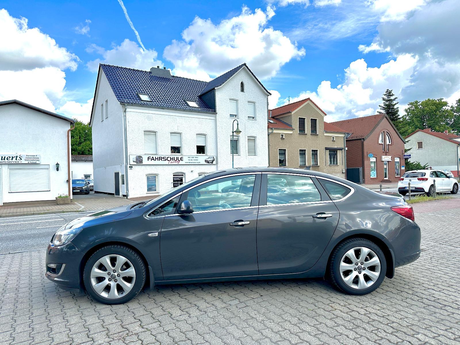 Opel Astra J Innovation  KLIMAAUTOMATIK + XENON + PDC