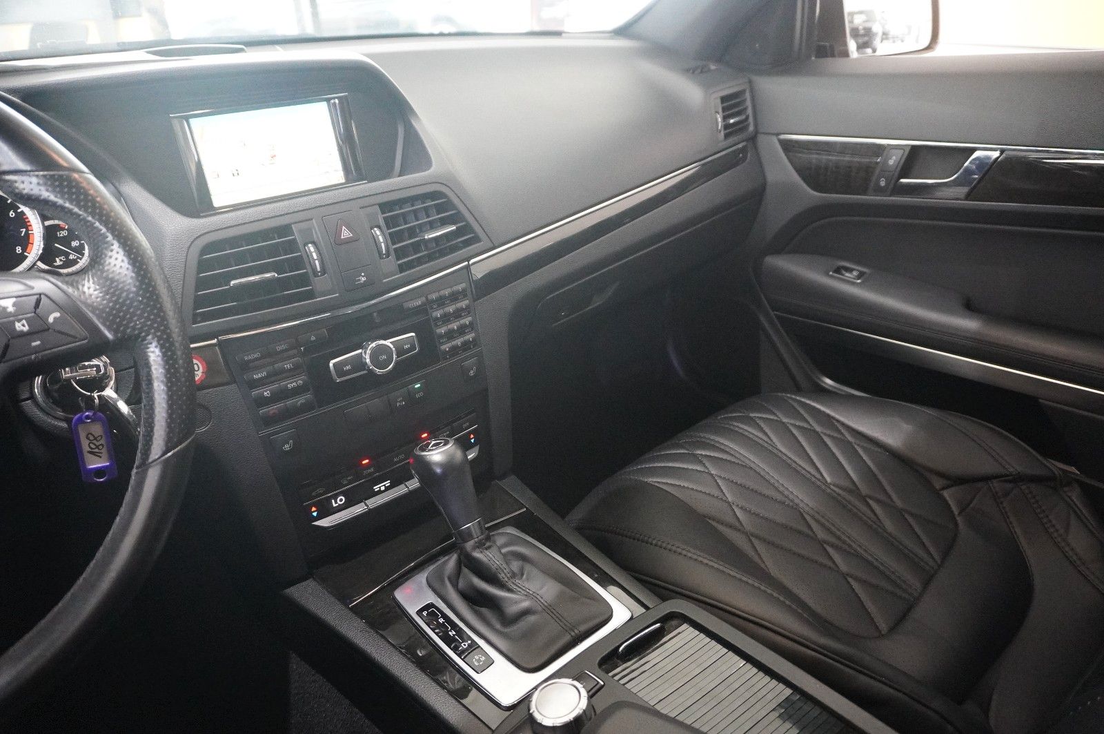Fahrzeugabbildung Mercedes-Benz E 200 COUPE AVAMTGRADE NAVI/SHZ/SPORT/PDC/TEMP.