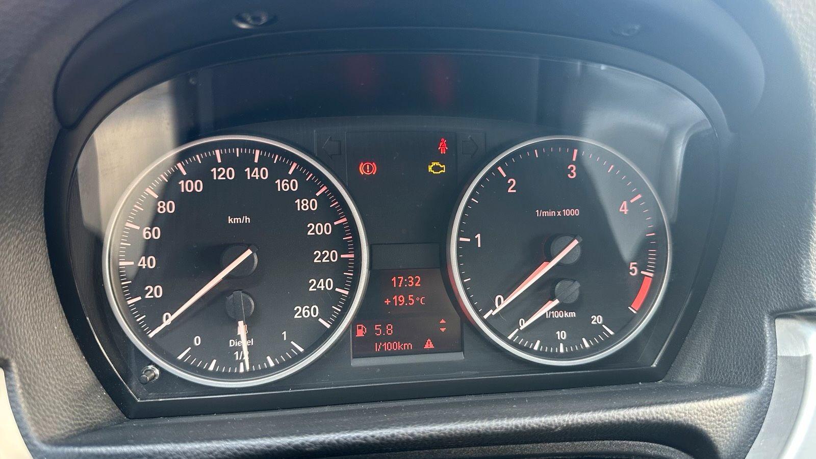 BMW 320 2011 — салон