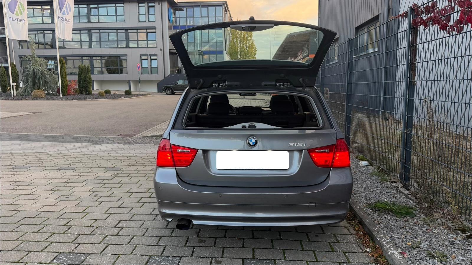 BMW 318i AUTOMATIK TÜV,93.000KM,NAVI,PANO,KLIMA,PDC