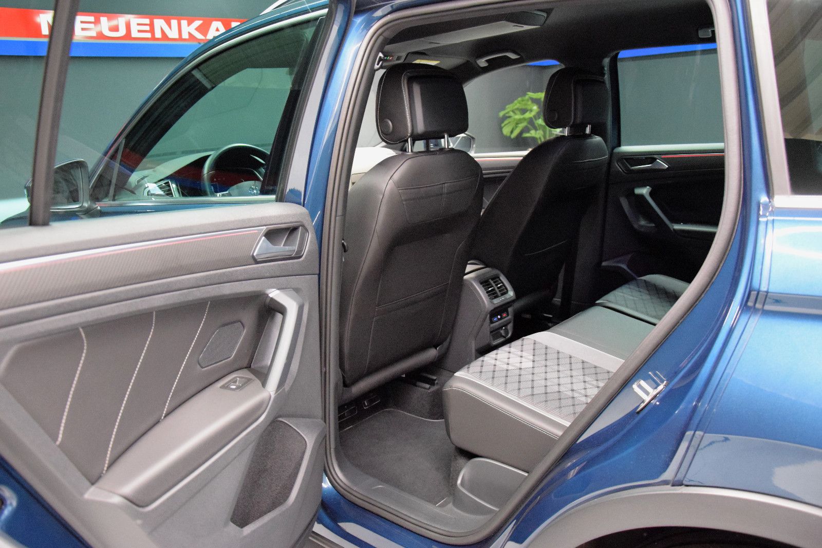 Fahrzeugabbildung Volkswagen Tiguan R-Line 4Motion IQ.Light ACC AHK 20°Kamera