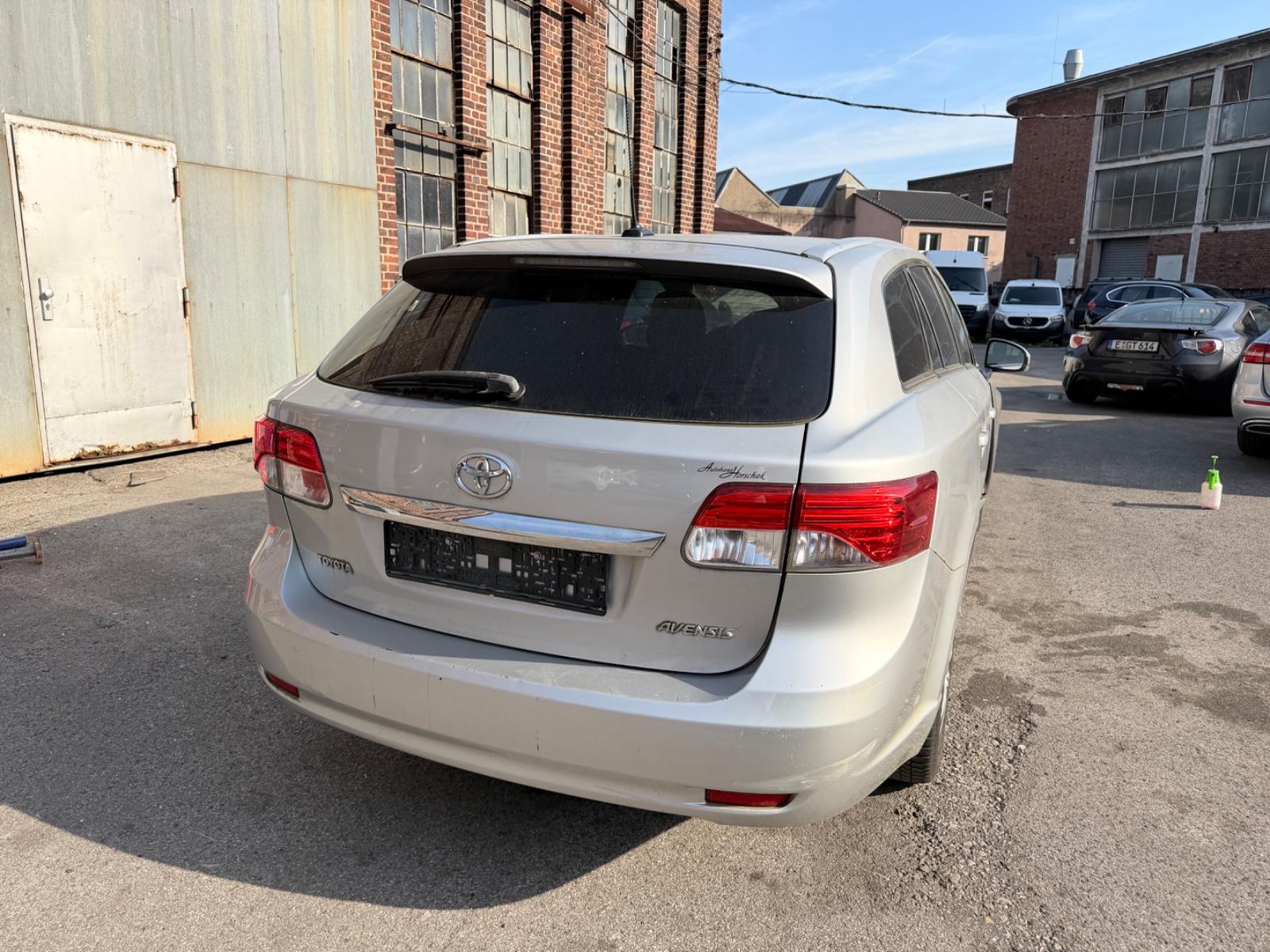 Toyota Avensis Edition 1. Hand Automatik Motor läuft