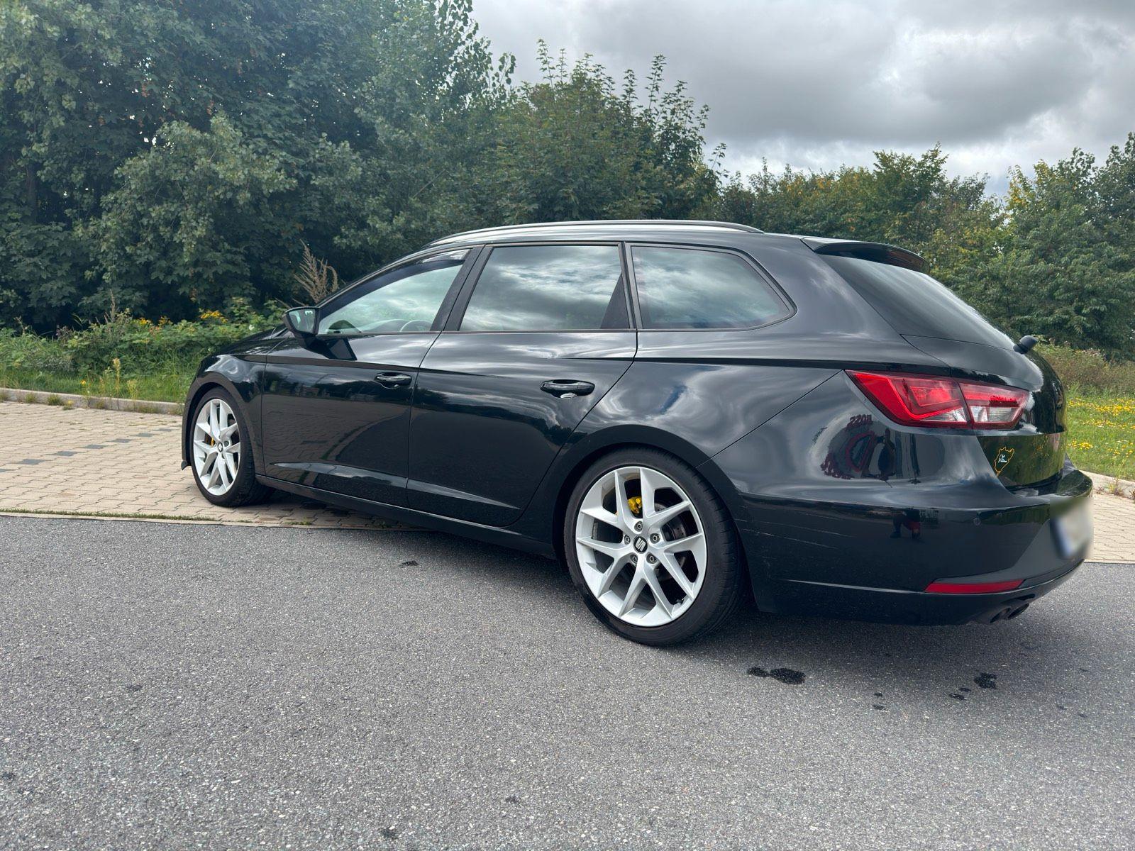 Seat Leon 2014 — rear view