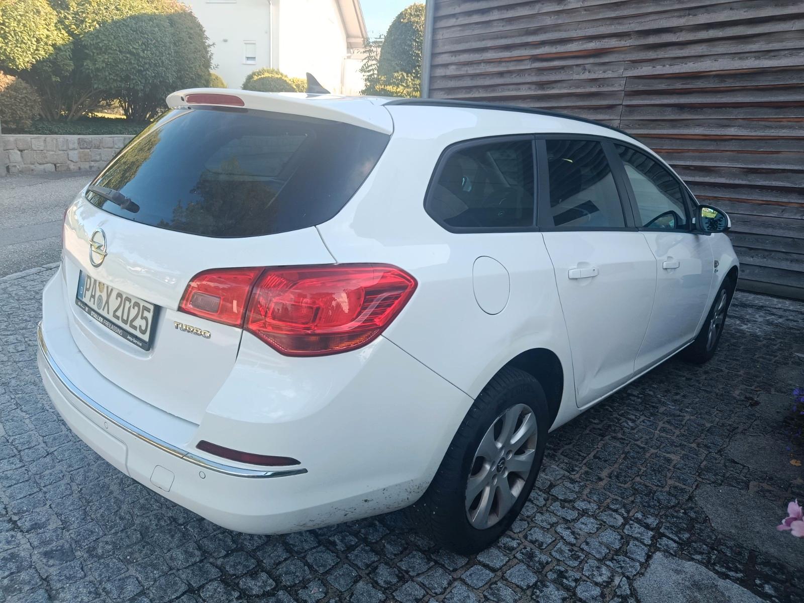 Opel Astra 2013 — photo 12