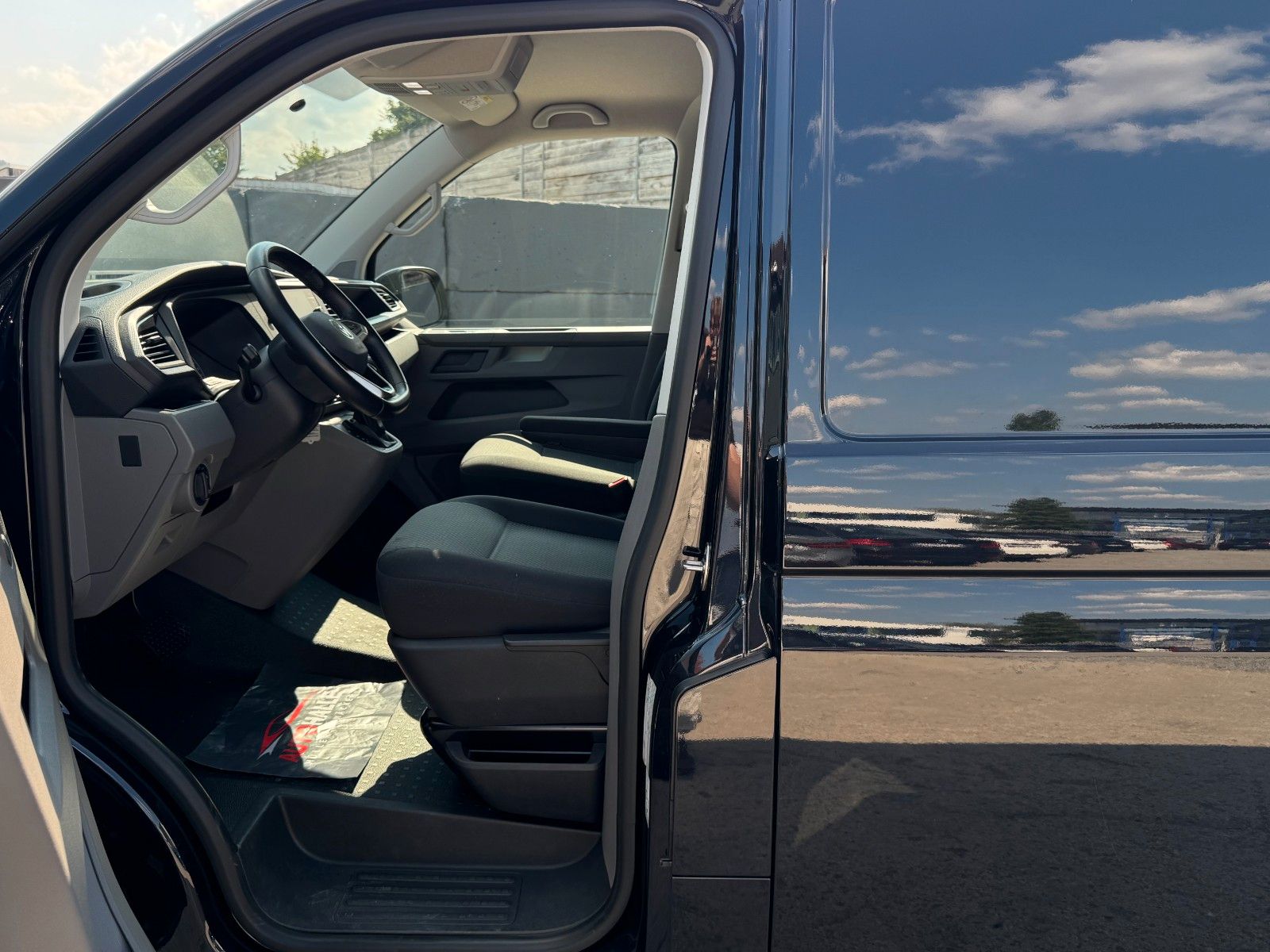 Fahrzeugabbildung Volkswagen T6.1 Transporter Kurz 2.0 TDI DSG CarPlay Navi