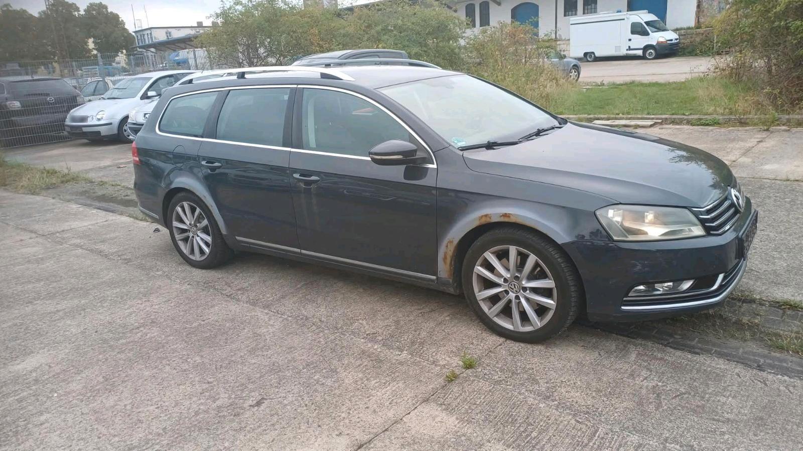 Volkswagen Passat 2011 — rear view