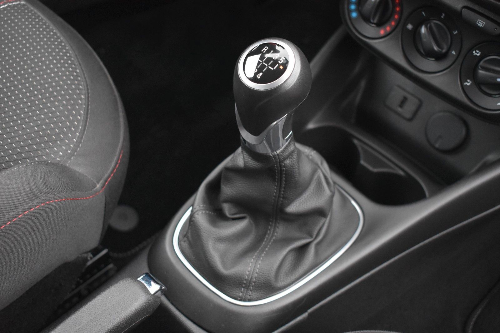 Fahrzeugabbildung Opel Corsa E Color Edition Lenkradhz Sitzhz TÜV Neu