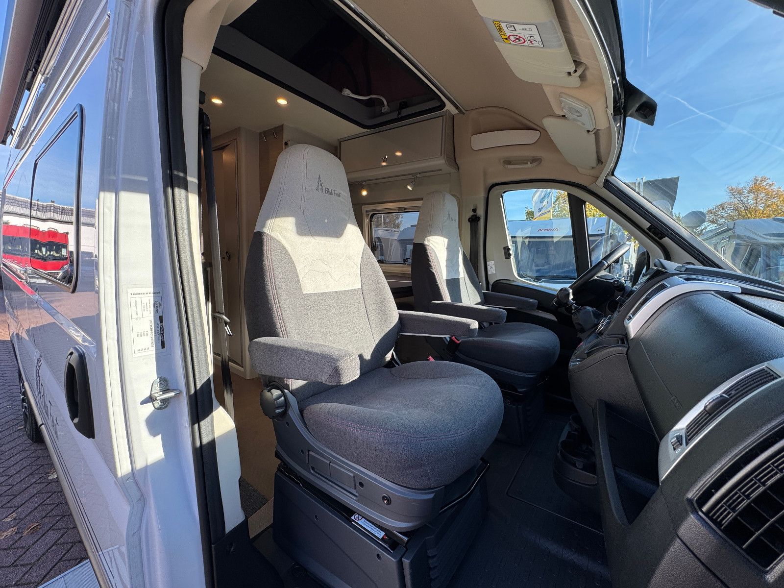 Fahrzeugabbildung Bürstner Campeo Black Forest C 600 AUFSTELLDACH SHZ NAVI+