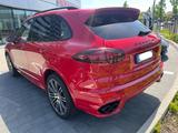Porsche Cayenne Turbo S  Porsche Approved bis Mail 2027 - Porsche Cayenne: Rot