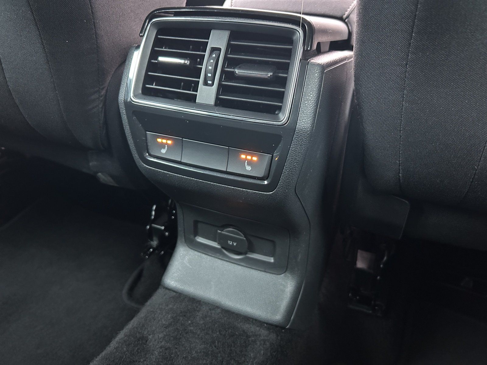 Fahrzeugabbildung SKODA Karoq Tour 2,0 TDI 4x4 DSG/LED/ACC/AHK/KAMERA/