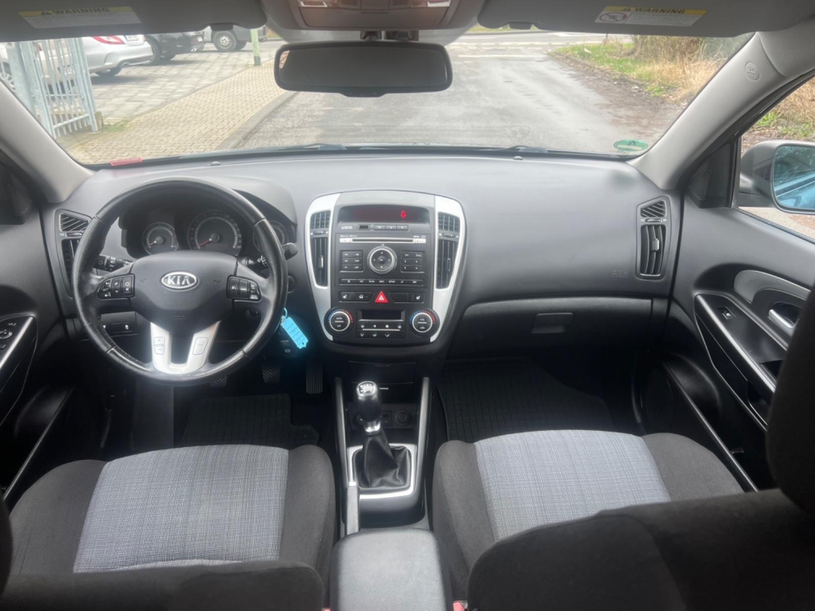 Kia cee'd 2011 — photo 10
