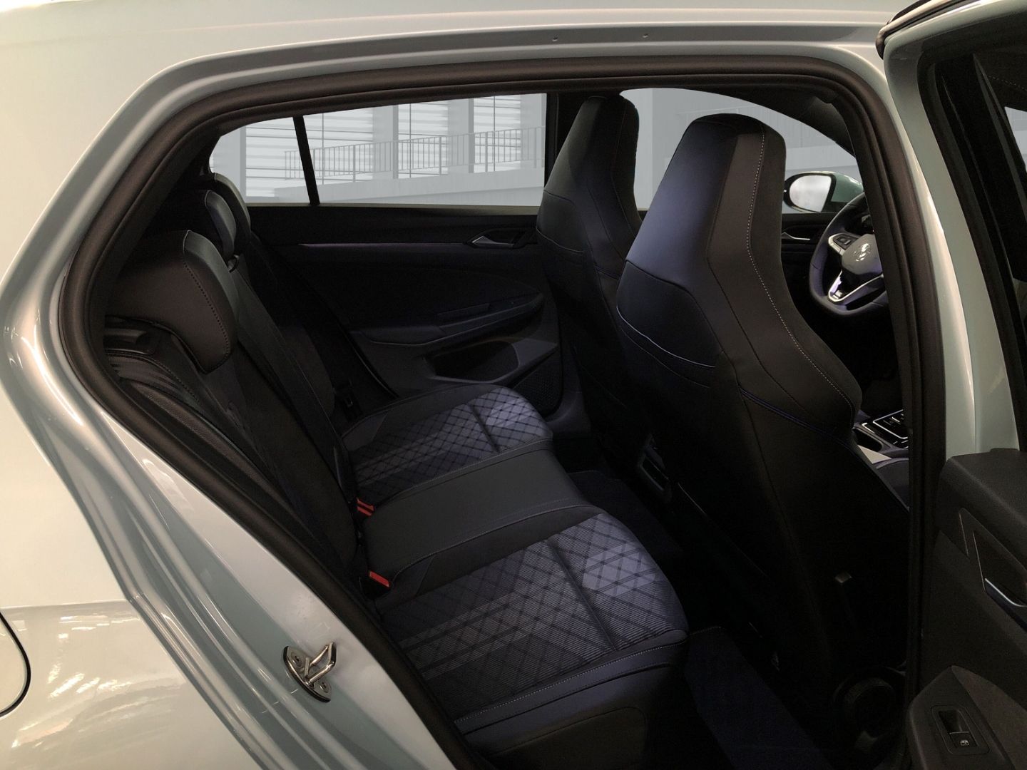 Fahrzeugabbildung Volkswagen Golf R-Line -Line 1.5 eTSI DSG Sportpaket HUD AH