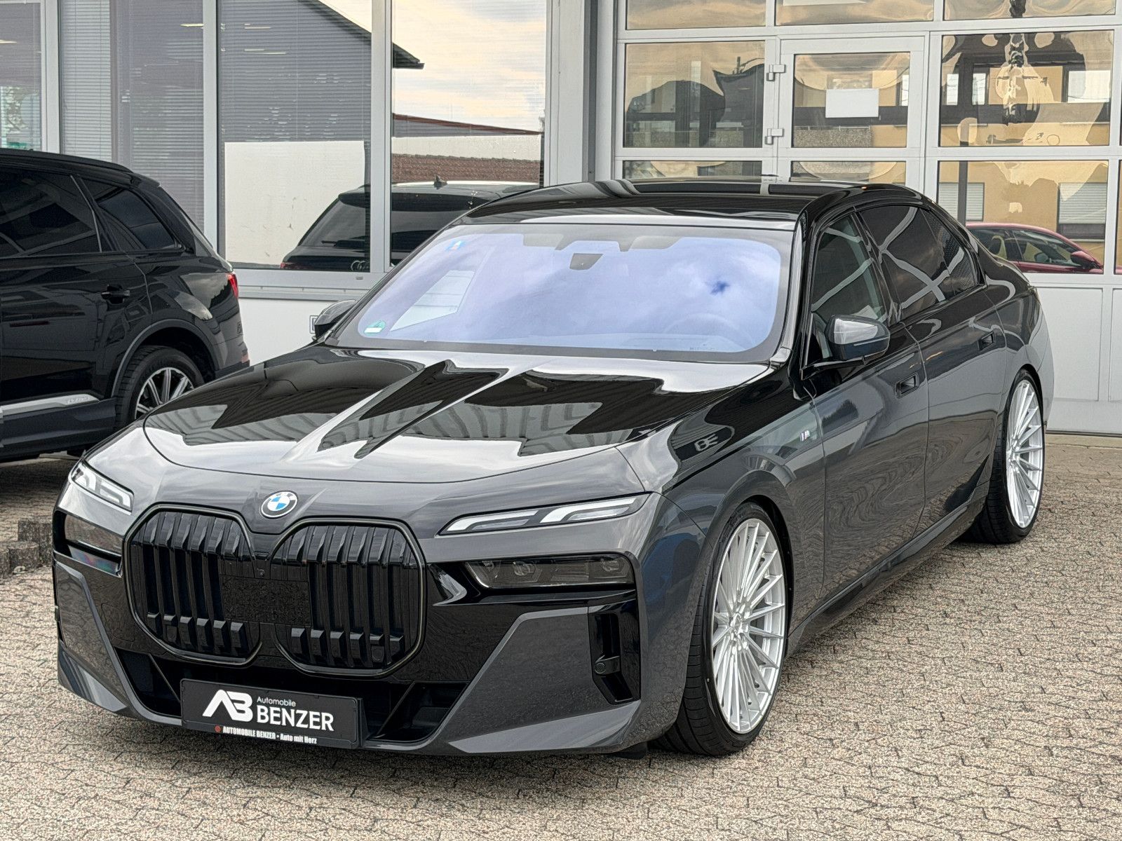 Fahrzeugabbildung BMW 740 d xDrive M Sport/CINEMA-TV/SKY LOUNGE/ICONIC