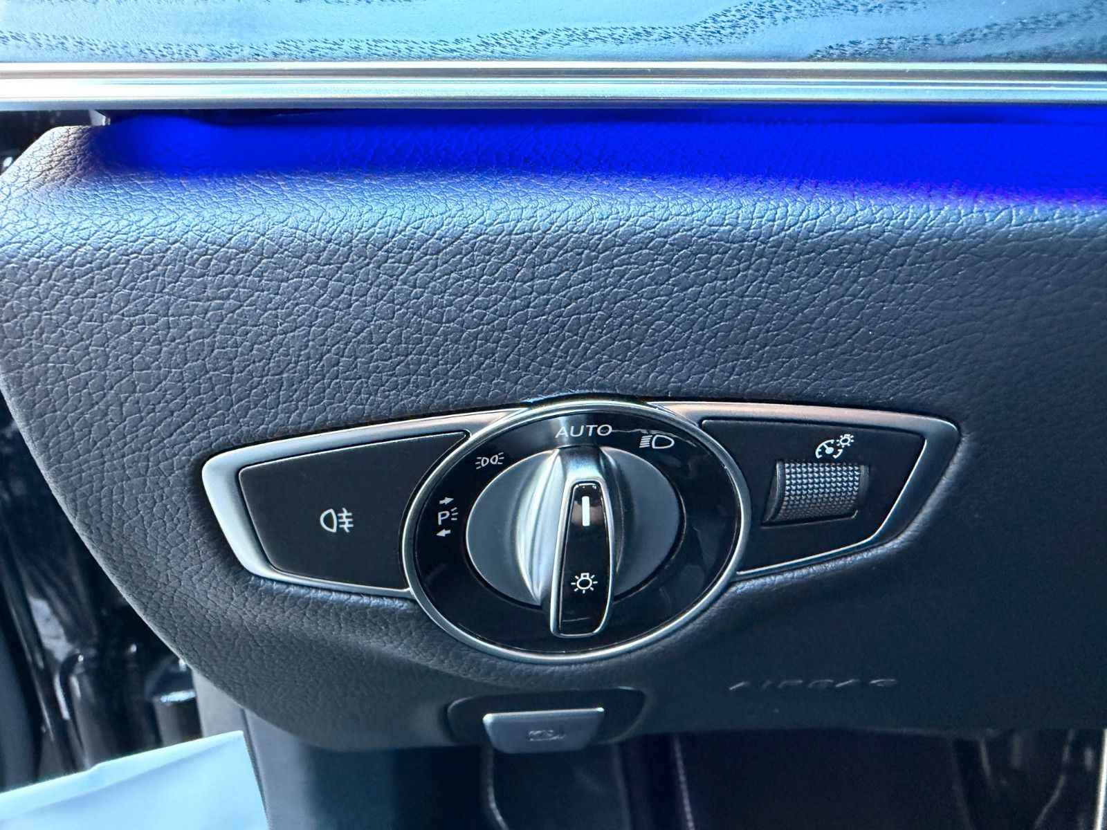 Fahrzeugabbildung Mercedes-Benz E 220d T AMG+Distr+MultiB+AHK+Ambiente+