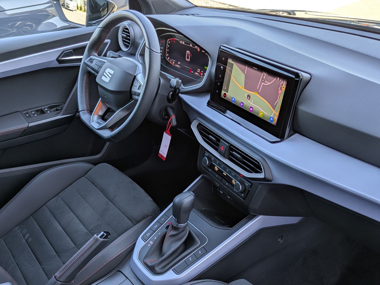 Fahrzeugabbildung SEAT Arona 1.5 TSI FR DSG AHK*ACC*LED*APP*DAB*KAMERA