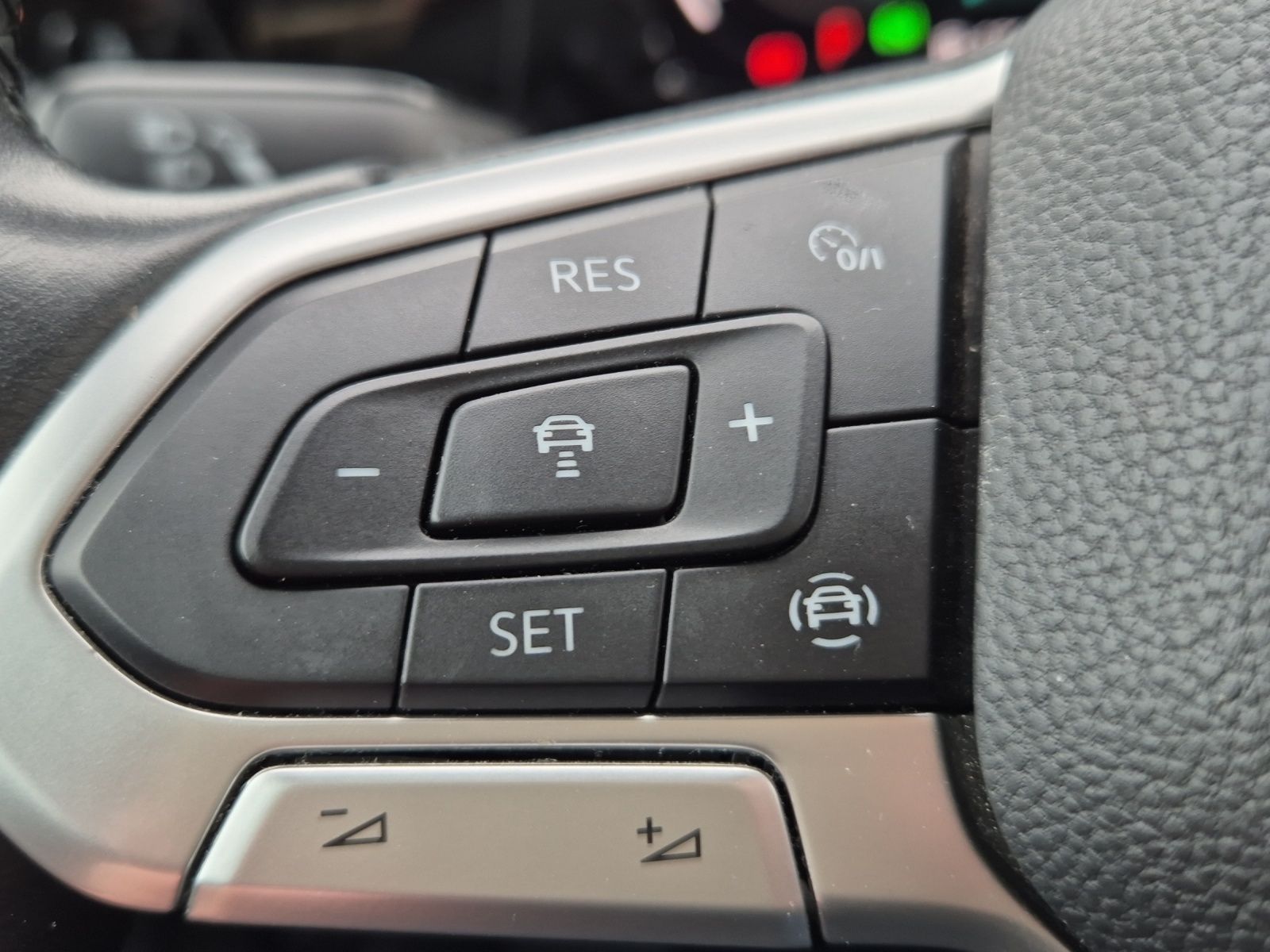 Fahrzeugabbildung Volkswagen Golf VIII Variant Life DSG LED AHK Navi AID ACC