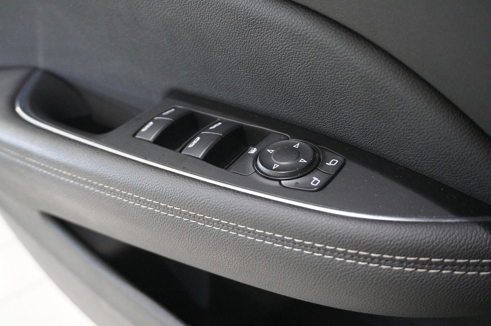 Fahrzeugabbildung Opel Insignia B ST 2.0D DYNAMIC 4X4 NAVI/LED/SHZ/AHK