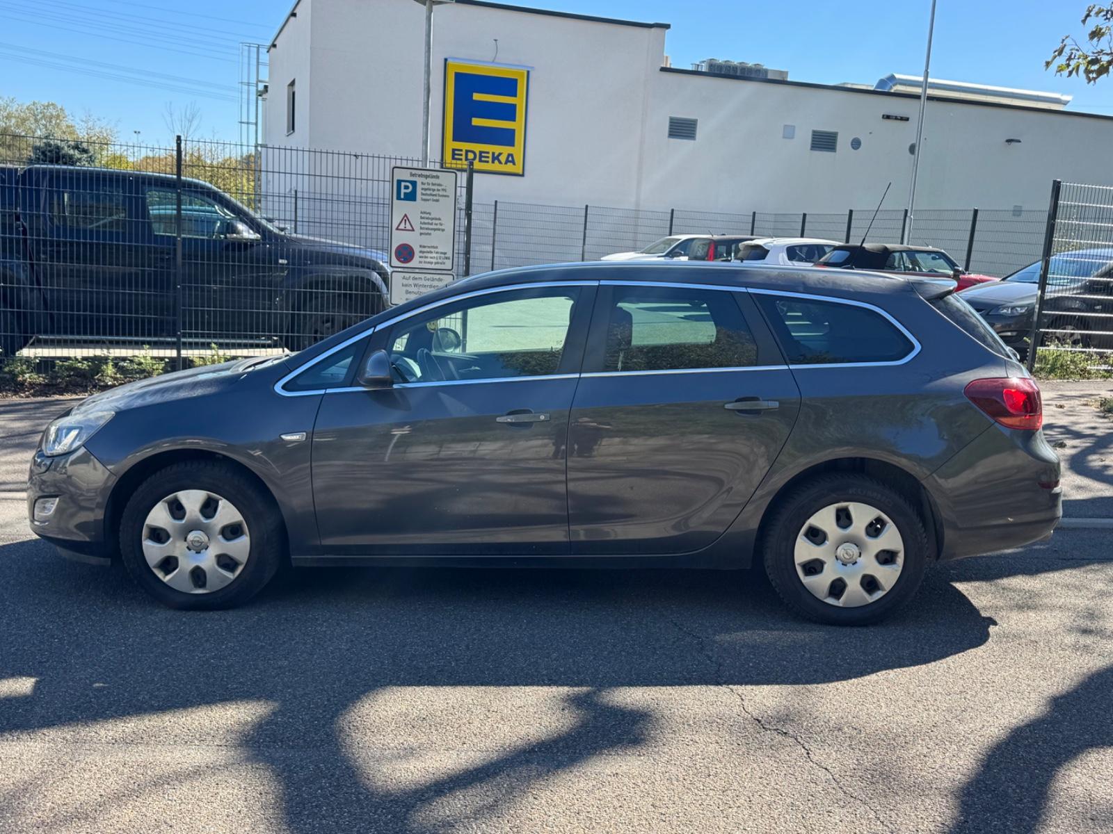 Opel Astra 2011 — photo 8