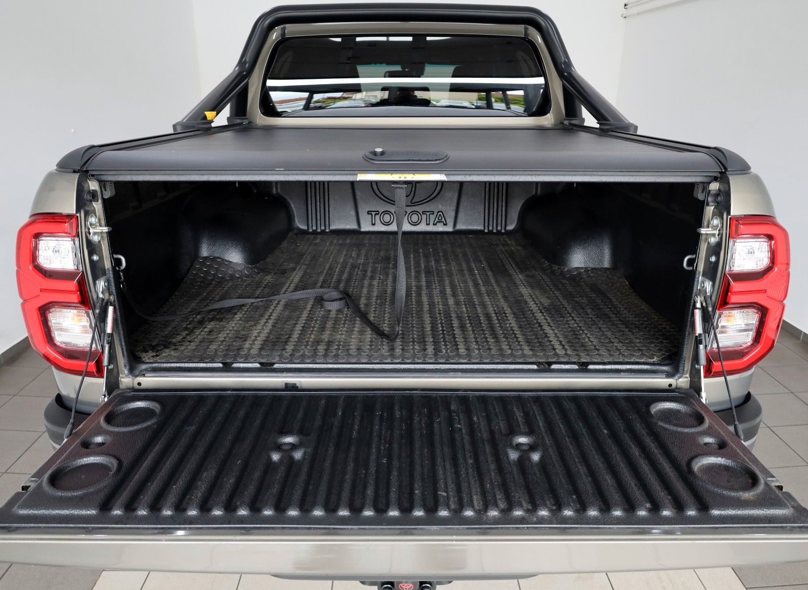 Fahrzeugabbildung Toyota Hilux 2.8 D-4D Invincible,Rollbügel, Rollo , AHK
